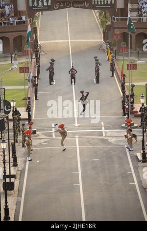 Amritsar, Punjab, India - Maggio 20th 2022: La folla si è riunita al confine attari wagah dell'India-Pakistan per assistere alla cerimonia di abbassamento della bandiera Foto Stock