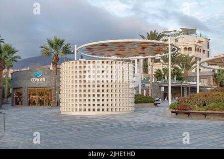 Piccola piazza di fronte alla famosa spiaggia Playa del Duque, con accesso ad una zona di riposo, al centro commerciale e alberghi, del Duque, Costa Adeje Foto Stock