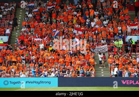 Sheffield, Regno Unito. 17th luglio 2022. Tifosi olandesi durante la partita UEFA Women's European Championship 2022 a Bramall Lane, Sheffield. Il credito d'immagine dovrebbe leggere: Simon Bellis/Sportimage Credit: Sportimage/Alamy Live News Foto Stock