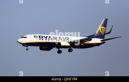 Aereo di linea Ryanair in avvicinamento finale all'aeroporto di El Prat Foto Stock