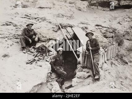 Una foto d'epoca del 1941 che mostra soldati britannici scavando un dugout o bunker durante l'assedio di Tobruk Libia Nord Africa durante la seconda guerra mondiale Foto Stock
