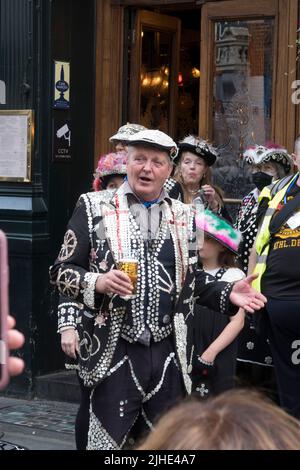 Pearly Kings e Queens celebrano il Queens Jubilee London 2022 Foto Stock