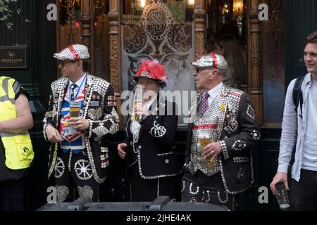 Pearly Kings e Queens celebrano il Queens Jubilee London 2022 Foto Stock