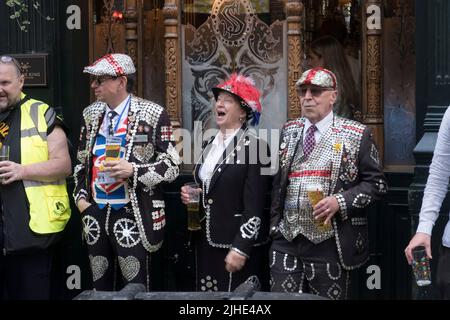 Pearly Kings e Queens celebrano il Queens Jubilee London 2022 Foto Stock