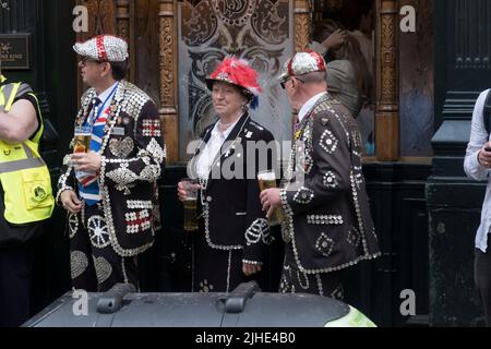 Pearly Kings e Queens celebrano il Queens Jubilee London 2022 Foto Stock