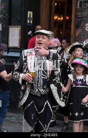 Pearly Kings e Queens celebrano il Queens Jubilee London 2022 Foto Stock