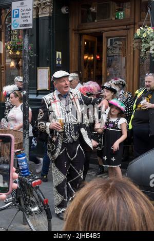 Pearly Kings e Queens celebrano il Queens Jubilee London 2022 Foto Stock