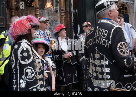 Pearly Kings e Queens celebrano il Queens Jubilee London 2022 Foto Stock