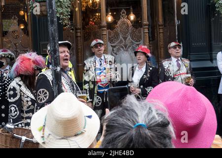 Pearly Kings e Queens celebrano il Queens Jubilee London 2022 Foto Stock