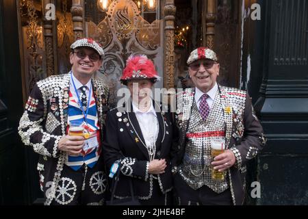 Pearly Kings e Queens celebrano il Queens Jubilee London 2022 Foto Stock