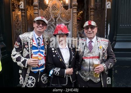 Pearly Kings e Queens celebrano il Queens Jubilee London 2022 Foto Stock