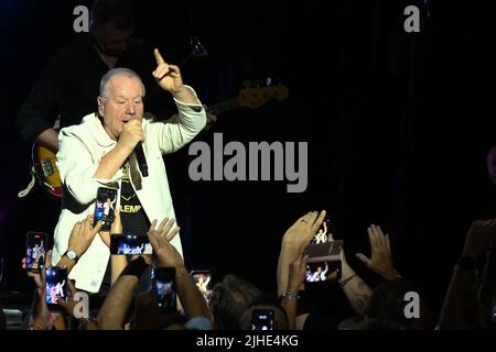 Simple Minds durante il 40 Years of Hits Tour, 17th luglio 2022, presso l'Auditorium Parco della Musica di Roma. Foto Stock