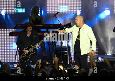 Simple Minds durante il 40 Years of Hits Tour, 17th luglio 2022, presso l'Auditorium Parco della Musica di Roma. Foto Stock