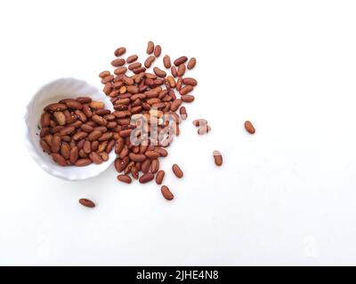 Cibo grano messo in vaso di plastica isolato su sfondo bianco Foto Stock