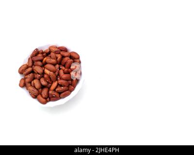 Cibo grano messo in vaso di plastica isolato su sfondo bianco Foto Stock