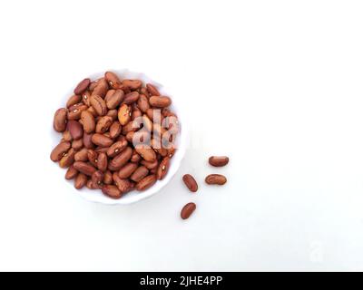 cibo grano messo in vaso di plastica isolato su sfondo bianco Foto Stock