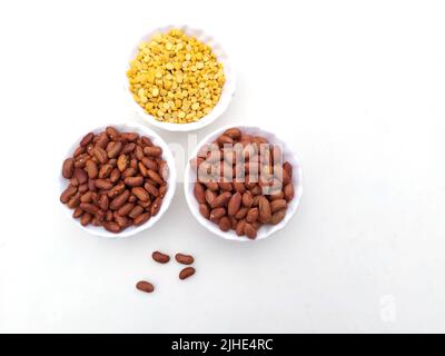cibo grano messo in vaso di plastica isolato su sfondo bianco Foto Stock