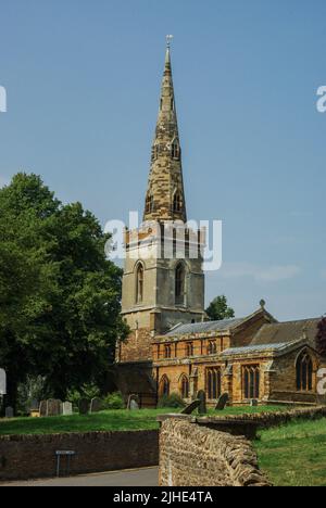 Esterno della chiesa normanna di St Andrew nel villaggio di Spratton, Northamptonshire, Regno Unito Foto Stock