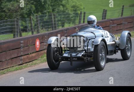 Un Silver Riley 16HP BIG 4 con un motore 2443cc, che torna in discesa al classico evento di nostalgia al Shellsley Walsh Hill Climb Event luglio 2022 Foto Stock