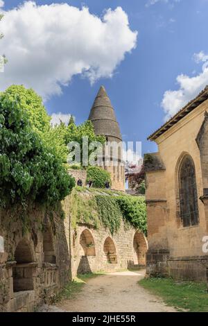 Lanterna dei morti a Saint-Benoit cimitero dietro la cattedrale a Sarlat-la-Caneda, Dordogna, Perigord rgeion in Francia Foto Stock