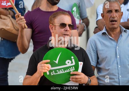 Tunisi, Tunisia. 16th luglio 2022. Tunisi, Tunisia. 16 luglio 2022: I tunisini hanno una veglia a sostegno del presidente tunisino Kais Saied e del suo nuovo progetto di costituzione. Il Presidente Kais Saied ha emanato a maggio un decreto per invitare gli elettori a un referendum su una nuova costituzione il 25 luglio. Il nuovo progetto di costituzione dovrebbe sostituire la costituzione del 2014 e conferire poteri più ampi al presidente (Credit Image: © Hasan Mrad/IMAGESLIVE via ZUMA Press Wire) Foto Stock