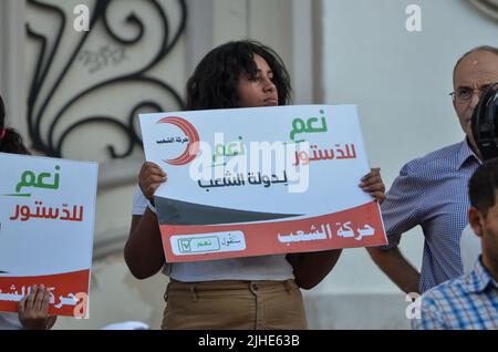 Tunisi, Tunisia. 16th luglio 2022. Tunisi, Tunisia. 16 luglio 2022: I tunisini hanno una veglia a sostegno del presidente tunisino Kais Saied e del suo nuovo progetto di costituzione. Il Presidente Kais Saied ha emanato a maggio un decreto per invitare gli elettori a un referendum su una nuova costituzione il 25 luglio. Il nuovo progetto di costituzione dovrebbe sostituire la costituzione del 2014 e conferire poteri più ampi al presidente (Credit Image: © Hasan Mrad/IMAGESLIVE via ZUMA Press Wire) Foto Stock