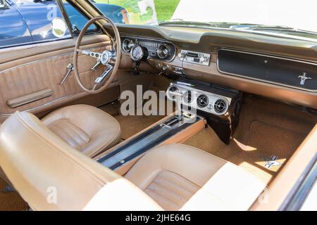 Interni beige della classica auto americana vintage 1960s Ford Mustang Foto Stock