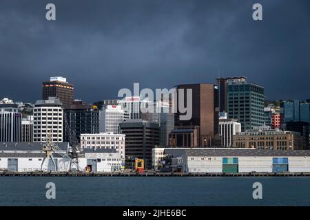 Edifici cittadini sul lungomare, Wellington, Isola del Nord, Nuova Zelanda Foto Stock