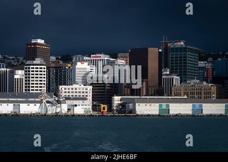 Edifici cittadini sul lungomare, Wellington, Isola del Nord, Nuova Zelanda Foto Stock