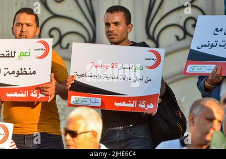 Tunisi, Tunisia. 16th luglio 2022. Tunisi, Tunisia. 16 luglio 2022: I tunisini hanno una veglia a sostegno del presidente tunisino Kais Saied e del suo nuovo progetto di costituzione. Il Presidente Kais Saied ha emanato a maggio un decreto per invitare gli elettori a un referendum su una nuova costituzione il 25 luglio. Il nuovo progetto di costituzione dovrebbe sostituire la costituzione del 2014 e conferire poteri più ampi al presidente (Credit Image: © Hasan Mrad/IMAGESLIVE via ZUMA Press Wire) Foto Stock