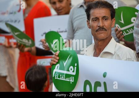 Tunisi, Tunisia. 16th luglio 2022. Tunisi, Tunisia. 16 luglio 2022: I tunisini hanno una veglia a sostegno del presidente tunisino Kais Saied e del suo nuovo progetto di costituzione. Il Presidente Kais Saied ha emanato a maggio un decreto per invitare gli elettori a un referendum su una nuova costituzione il 25 luglio. Il nuovo progetto di costituzione dovrebbe sostituire la costituzione del 2014 e conferire poteri più ampi al presidente (Credit Image: © Hasan Mrad/IMAGESLIVE via ZUMA Press Wire) Foto Stock