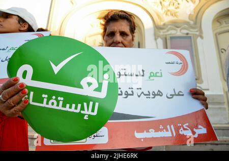 Tunisi, Tunisia. 16th luglio 2022. Tunisi, Tunisia. 16 luglio 2022: I tunisini hanno una veglia a sostegno del presidente tunisino Kais Saied e del suo nuovo progetto di costituzione. Il Presidente Kais Saied ha emanato a maggio un decreto per invitare gli elettori a un referendum su una nuova costituzione il 25 luglio. Il nuovo progetto di costituzione dovrebbe sostituire la costituzione del 2014 e conferire poteri più ampi al presidente (Credit Image: © Hasan Mrad/IMAGESLIVE via ZUMA Press Wire) Foto Stock