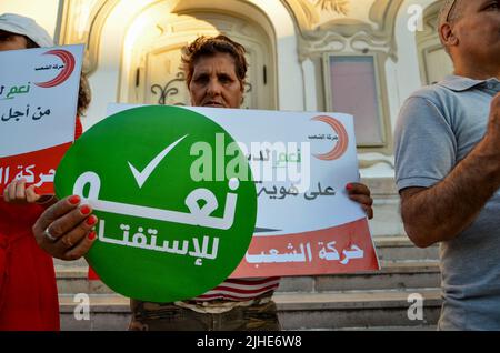 Tunisi, Tunisia. 16th luglio 2022. Tunisi, Tunisia. 16 luglio 2022: I tunisini hanno una veglia a sostegno del presidente tunisino Kais Saied e del suo nuovo progetto di costituzione. Il Presidente Kais Saied ha emanato a maggio un decreto per invitare gli elettori a un referendum su una nuova costituzione il 25 luglio. Il nuovo progetto di costituzione dovrebbe sostituire la costituzione del 2014 e conferire poteri più ampi al presidente (Credit Image: © Hasan Mrad/IMAGESLIVE via ZUMA Press Wire) Foto Stock