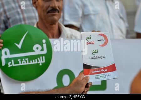 Tunisi, Tunisia. 16th luglio 2022. Tunisi, Tunisia. 16 luglio 2022: I tunisini hanno una veglia a sostegno del presidente tunisino Kais Saied e del suo nuovo progetto di costituzione. Il Presidente Kais Saied ha emanato a maggio un decreto per invitare gli elettori a un referendum su una nuova costituzione il 25 luglio. Il nuovo progetto di costituzione dovrebbe sostituire la costituzione del 2014 e conferire poteri più ampi al presidente (Credit Image: © Hasan Mrad/IMAGESLIVE via ZUMA Press Wire) Foto Stock