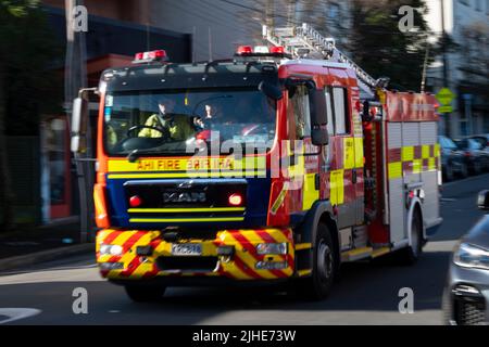 Fire Engine sulla strada per una chiamata, Brooklyn, Wellington, Isola del Nord, Nuova Zelanda Foto Stock