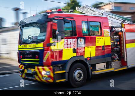 Fire Engine sulla strada per una chiamata, Brooklyn, Wellington, Isola del Nord, Nuova Zelanda Foto Stock