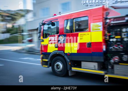 Fire Engine sulla strada per una chiamata, Brooklyn, Wellington, Isola del Nord, Nuova Zelanda Foto Stock