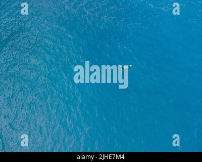 vista dall'alto della donna che nuota in pinne Foto Stock