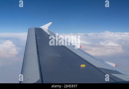 Portogallo, 17 luglio 2022: In un volo da Lisbona a Londra è chiaramente visibile il fumo degli incendi nel nord del Portogallo. Il fumo marrone contrasta con le nuvole bianche e mostra la portata del problema creato dal crollo climatico. Oltre ai pericoli a livello del suolo per gli esseri umani, la fauna selvatica, gli ecosistemi, i boschi e le proprietà, gli incendi rilasciano anche grandi quantità di carbonio nell'atmosfera. Anna Watson/Alamy Live News Foto Stock