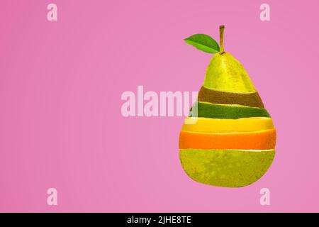 immagine concettuale di insalata di frutta mista in un mix a forma di pera kiwi arancio limone lime su un colorato sfondo rosa Foto Stock