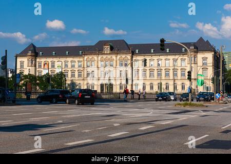 Amburgo, Germania - 12 luglio 2011 : Museum für Kunst und Gewerbe . Il museo delle arti applicate è adiacente a un'autostrada principale che attraversa il centro di Amburgo. Foto Stock