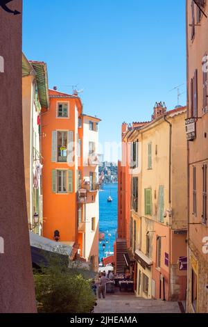 Villefranche-sur-Mer, Francia, settembre 2021. Vecchia strada stretta autentica della città di Villefranche-sur-Mer nella località della Costa Azzurra. Viaggio al Foto Stock