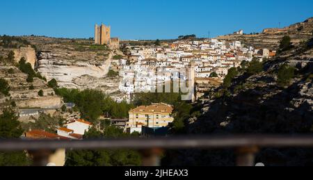 Vista panoramica di Alcala del Jucar con montagne, Spagna Foto Stock