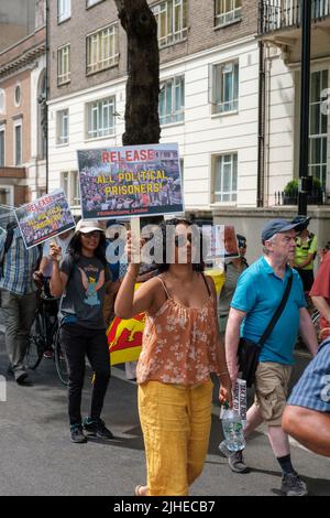 Sono passati pochi giorni da quando i manifestanti hanno assalito l'edificio presidenziale e il loro presidente si è dimesso, ma continuano a lottare per il loro diritto contro la Th Foto Stock