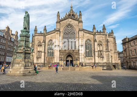 Edimburgo, Scozia, Regno Unito – Giugno 20 2022. L'esterno della cattedrale di St Giles e la statua di Walter Scott sul Royal Mile di Edimburgo Foto Stock