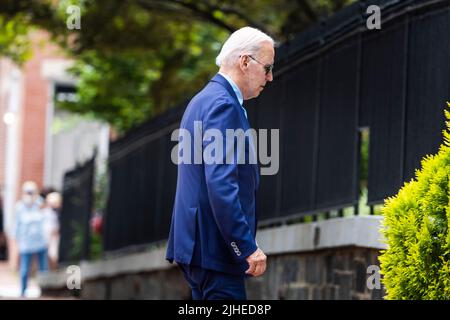 Washington, DC, Stati Uniti. 17th luglio 2022. Il Presidente DEGLI STATI UNITI Joe Biden assiste alla Chiesa Cattolica della Santissima Trinità a Georgetown il giorno dopo il suo ritorno dal Medio Oriente a Washington, DC, USA, 17 luglio 2022. Credit: Jim Loscalzo/Pool via CNP/dpa/Alamy Live News Foto Stock