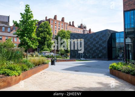 Nuovo spazio verde e reame pubblico tra il College City Hub e il Broad Marsh Car Park nel centro di Nottingham 2022 giugno, Nottinghamshire Inghilterra Regno Unito Foto Stock