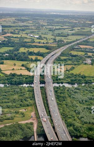 Una fotografia aerea di Thelwell Viaduct, prendendo l'autostrada M6 sopra il canale della nave di Manchester, vicino Warrington, Cheshire, Inghilterra nordoccidentale, Regno Unito Foto Stock