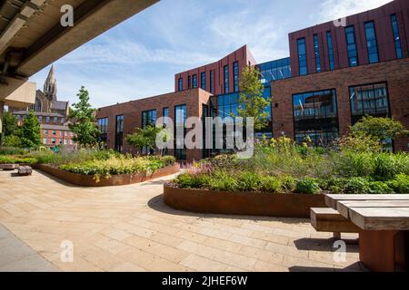 Nuovo spazio verde e reame pubblico tra il College City Hub e il Broad Marsh Car Park nel centro di Nottingham 2022 giugno, Nottinghamshire Inghilterra Regno Unito Foto Stock