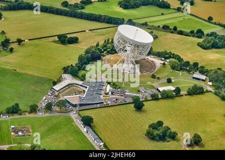 Jodrell Bank Observatory a Cheshire, Inghilterra, Regno Unito, dall'aria Foto Stock